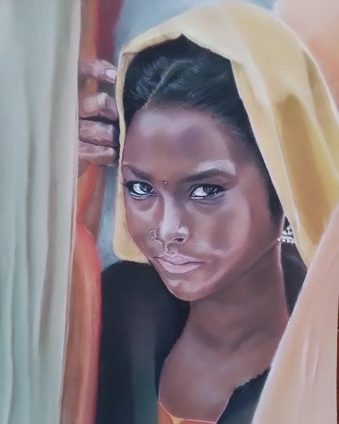 Jonge vrouw achter gordijn